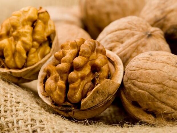 For the purpose of treating helminthiasis at home, a walnut is used. 