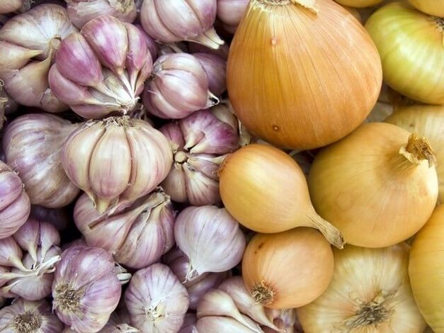 Fresh onion with garlic to get rid of worms
